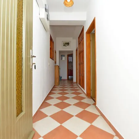 Appartamento 3 Bedroom Sleeps 6 - Private Garden Zara