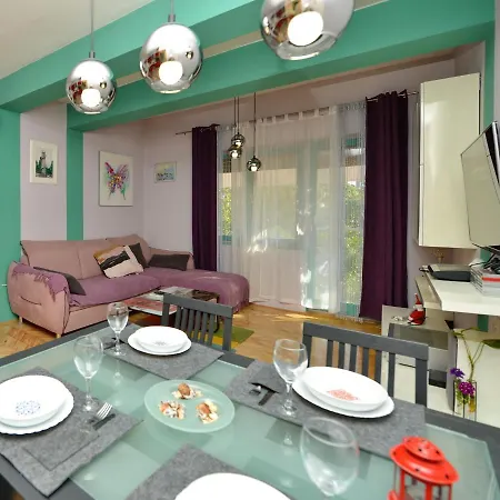 3 Bedroom Sleeps 6 - Private Garden * Zara