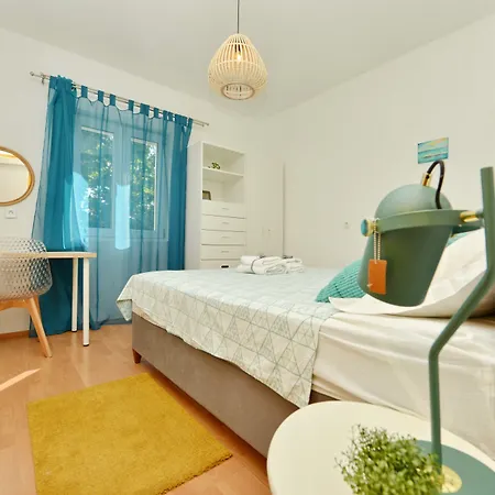 3 Bedroom Sleeps 6 - Private Garden Zadar