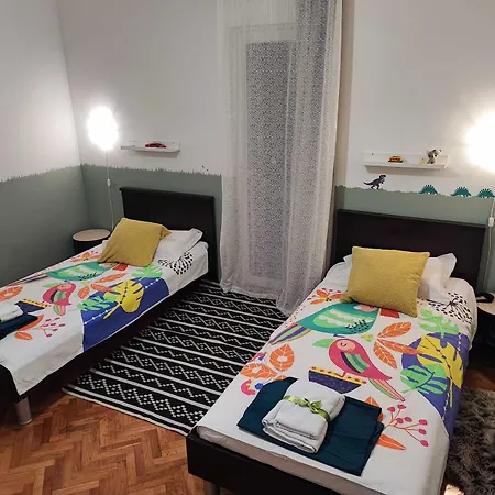 3 Bedroom Sleeps 6 - Private Garden Zara