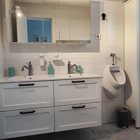 3 Bedroom Sleeps 6 - Private Garden