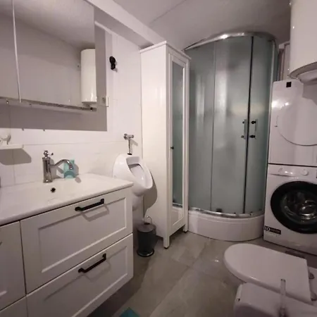 Appartamento 3 Bedroom Sleeps 6 - Private Garden Zara