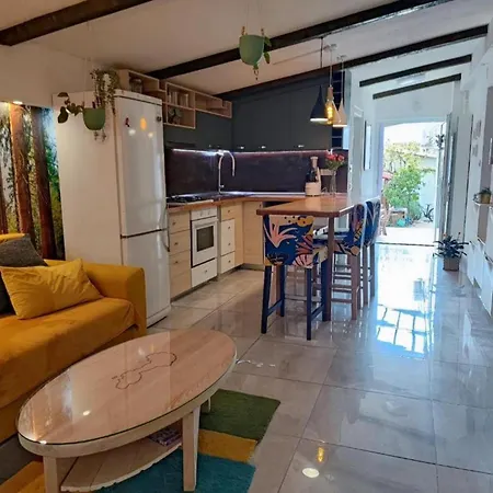 3 Bedroom Sleeps 6 - Private Garden