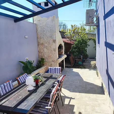 Апартаменты 3 Bedroom Sleeps 6 - Private Garden *