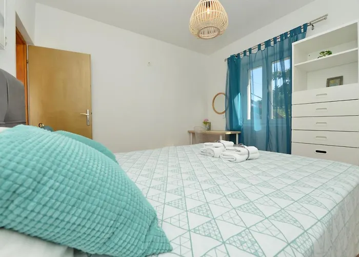 Lägenhet Kima With Garden